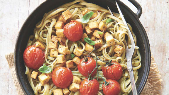 Linguines au pesto et au tofu, tomates rôties à l'ail