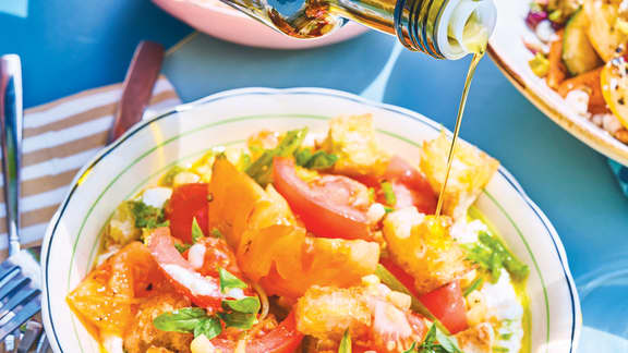 Salade de tomates, de maïs, de pois sucrés et de ricotta