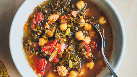 Soupe italienne au kale et à la saucisse