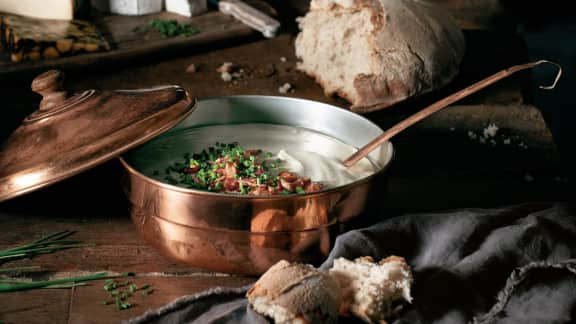 Soupe onctueuse aux topinambours, au bacon et à la ciboulette