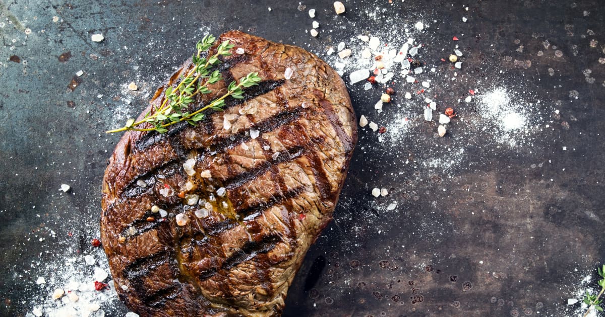Steak Cuit Avec Plat De Cuisson Sur Un Barbecue Avec Feu Sur Fond Noir Avec  Une Place Pour Le Texte Et Les Inscriptions Gros Plan