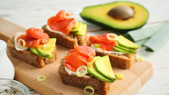 Croûtons grillés au saumon fumé, chèvre et avocat