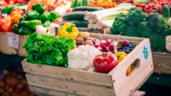 Un panier rempli de produits alimentaires locaux à portée de main!