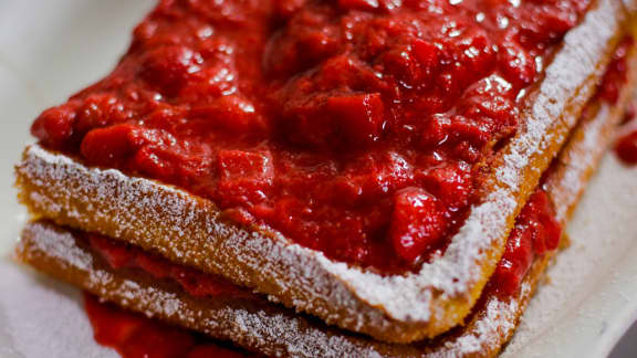 Gâteau aux amandes, fraises et rhubarbe