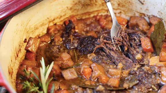 Rôti de palette de boeuf braisé au vin rouge