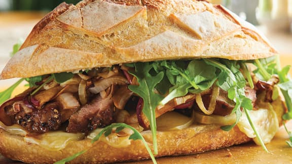 Sandwich d'automne au porc, au fromage Oka et aux pommes caramélisées
