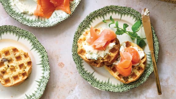 Mini gaufres de panettone, fromage ricotta et saumon fumé