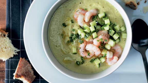 Potage froid aux avocats aux crevettes nordiques