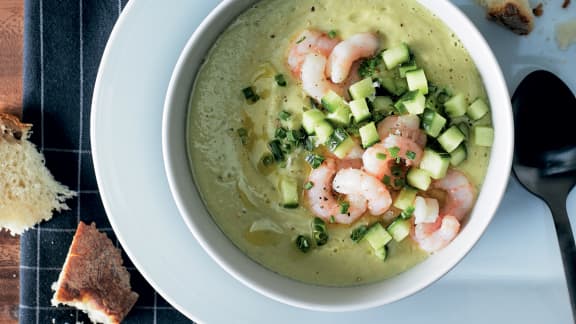 Potage froid aux avocats et aux crevettes nordiques