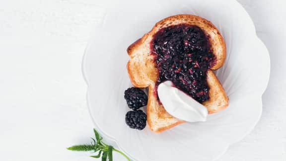 Confiture sans cuisson aux mûres et à la lavande