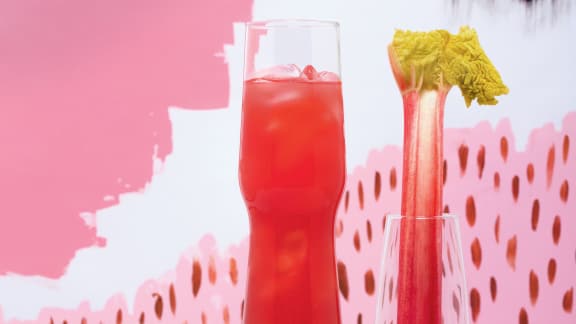 Agua fresca aux fraises, à la rhubarbe et aux graines de coriandre