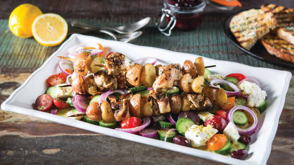 Kebabs grillés avec pommes de terre grelots et salade grecque