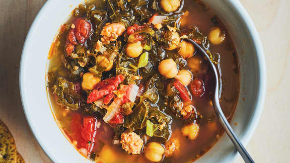 Soupe italienne au kale et à la saucisse
