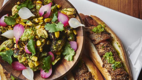 Salade de brocolis et maïs rôti, émulsion de coriandre vinaigrée