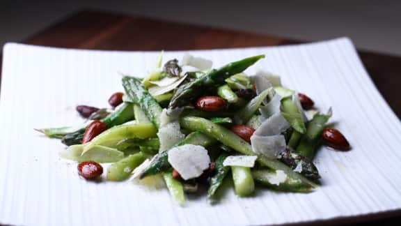 Salade d'asperges, garniture de Pecorino et de noix grillées