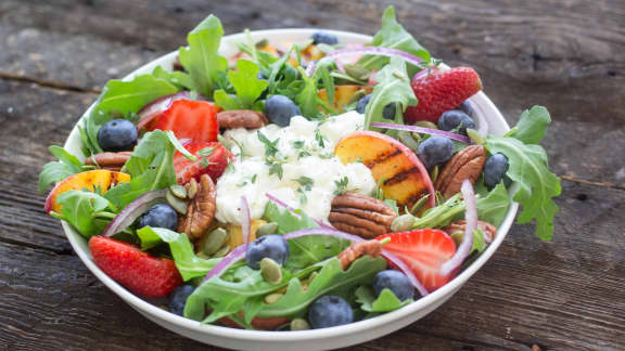 Salade fraîcheur à la roquette et aux petits fruits