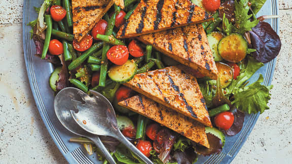 Salade d’été au tofu grillé