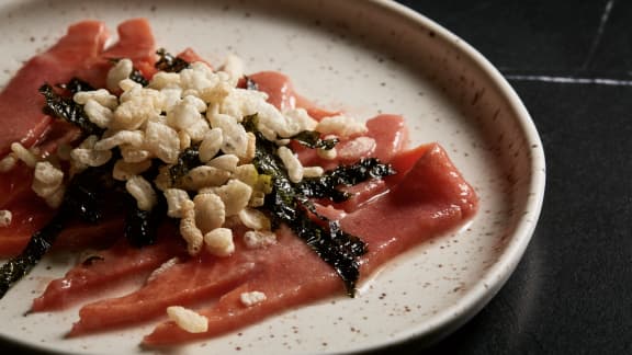 Crudo de saumon sockeye mariné aux petits fruits, chips de Nori et riz soufflé