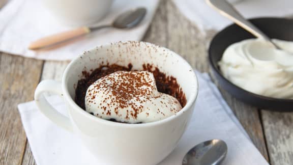 Gâteau au chocolat dans une tasse