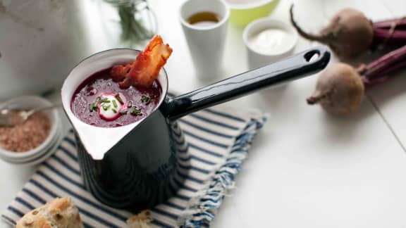 Potage de betteraves et sa garniture de bacon