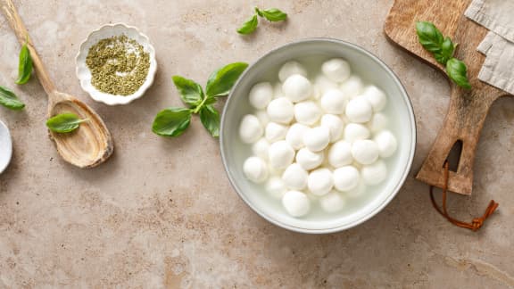 Pourquoi l’eau de vos bocconcini vire-t-elle parfois au bleu?