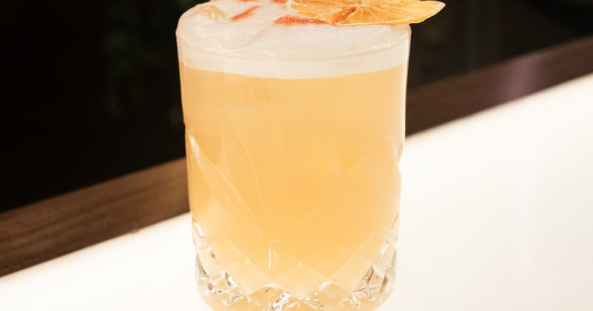 Cocktail sour de whiskey, pastis, érable et citron Zeste