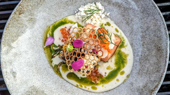 Saumon fumé à froid et sauce au céleri-rave