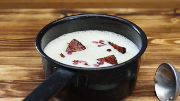 Crème de topinambour au bacon et pomme grenade