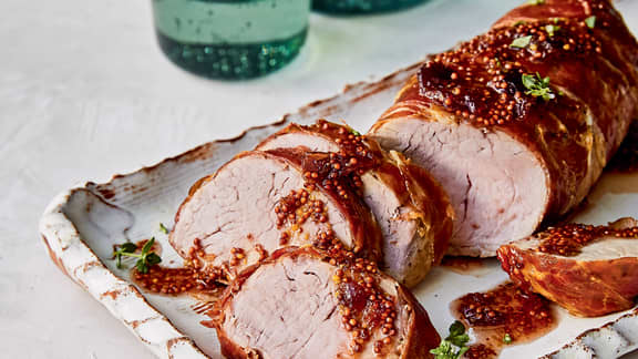 Filet de porc enveloppé de prosciutto, sauce aux figues et à la moutarde