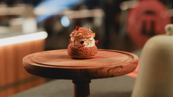 Choux à la crème, chantilly au fromage et fruits rouges