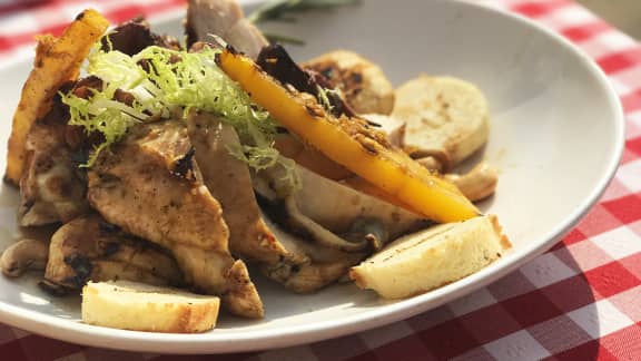 Suprêmes de poulet et brochettes d’abatis de poulet laqués, pommes et courges grillées