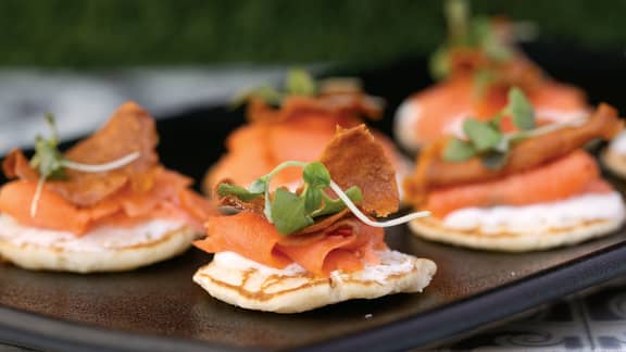 Mini-crêpes de saumon fumé, fenouil et yogourt au cumin