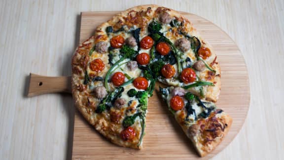 Pizza aux rapinis, à la saucisse et aux tomates rôties