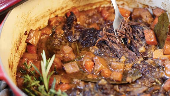 Rôti de palette de boeuf braisé au vin rouge