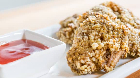 Croquettes de hauts de cuisse de poulet aux noix, sauce aigre-douce