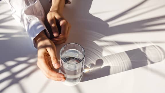 Voici 5 effets sur le corps lorsqu'on boit de l'eau citronnée tous les jours