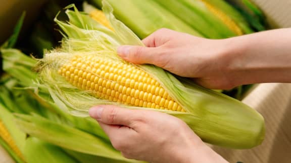 Cet outil de cuisine à moins de 10$ est un must pour votre prochaine épluchette de blé d'Inde