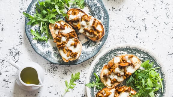 Tartine aux champignons forestiers