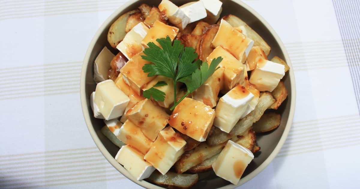 Recette de poutine aux topinambours et au camembert sauce demiglace à l’ail rôti Zeste