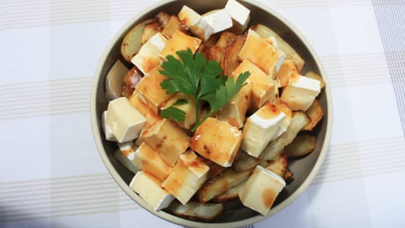 Poutine aux topinambours et au camembert sauce demi-glace à l’ail rôti