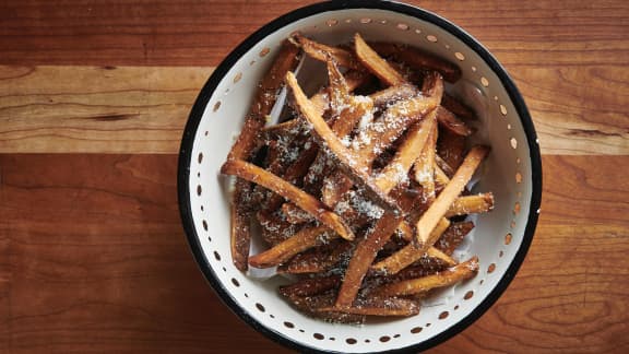 Les meilleures frites au sel de citron et au fromage Romano