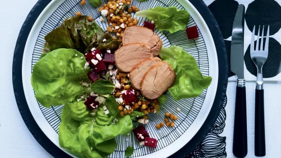 Salade tiède de porc aux lentilles, feta, menthe et betteraves