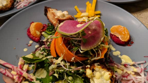 Salade croquante, croûtons de chèvre chaud et vinaigrette tiède aux agrumes