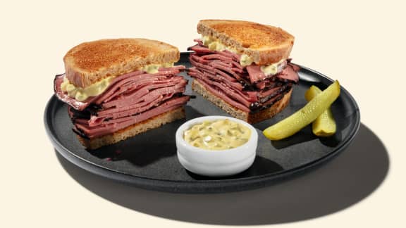 Sandwich à la viande fumée et à la moutarde crémeuse