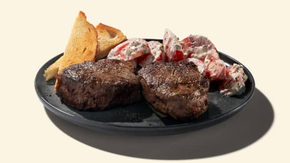 Filet mignon au poivre et salade de tomates crémeuse
