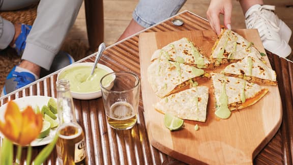 Vendredi : Quesa « Diaz » de poulet au chipotle, crème à l’avocat et à la lime