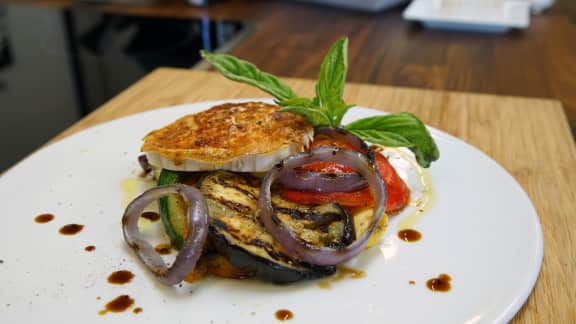 Salade de légumes grillés au chèvre poêlé