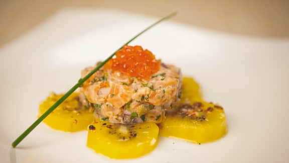 Tartare de saumon aux kiwis marinés