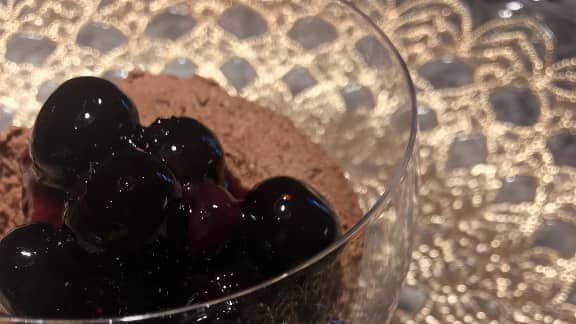 Mousse au chocolat à la compote de bleuets
