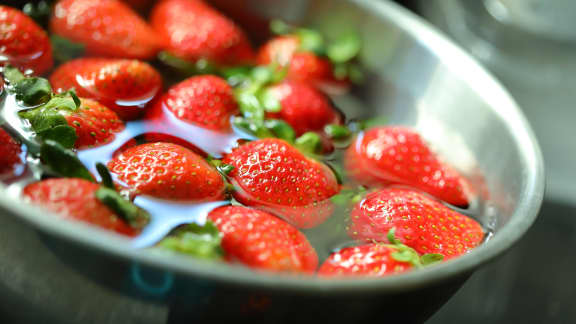 Voici la technique pour laver et conserver vos fraises plus longtemps